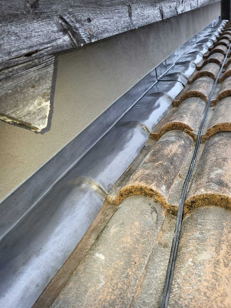 Step cover flashing and rendering